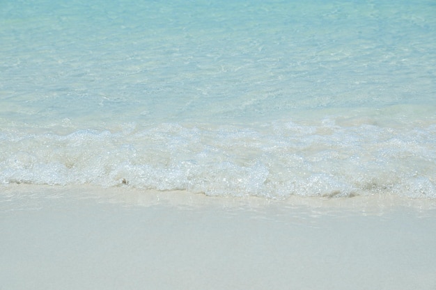 Vagues de la mer sur la plage de sable Koh Larn Pattaya Thaïlande