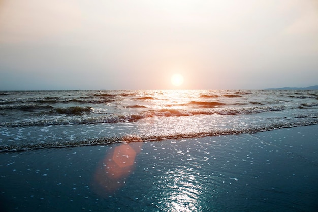 Vagues de la mer à la plage le soir