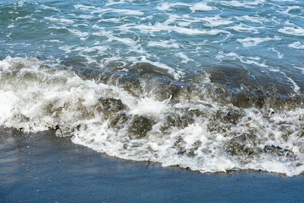 Photo les vagues de la mer sur la plage