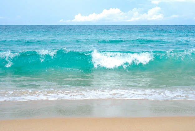 Vagues de la mer sur la plage