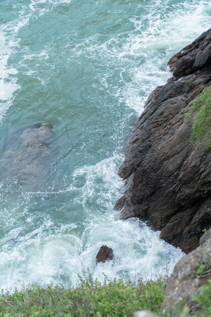 Vagues de la mer s'écrasant contre les rochers