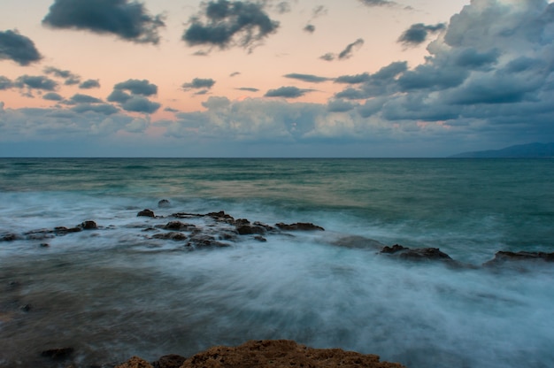 Les vagues de la mer s'écrasent sur les rochers du rivage.