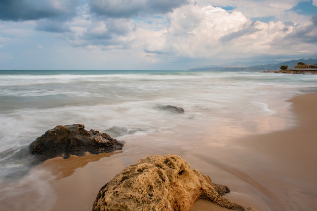 Les vagues de la mer s'écrasent sur les rochers du rivage.