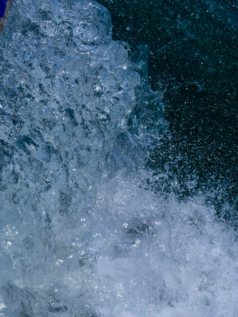 Vagues de la mer se brisant en aérosol