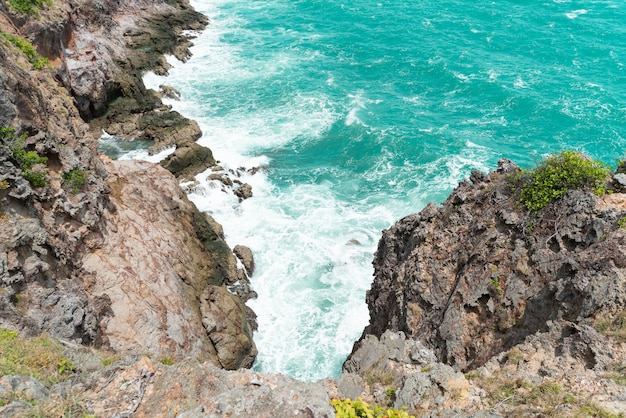 Vagues de la mer se brisant contre la falaise vu d&#39;en haut