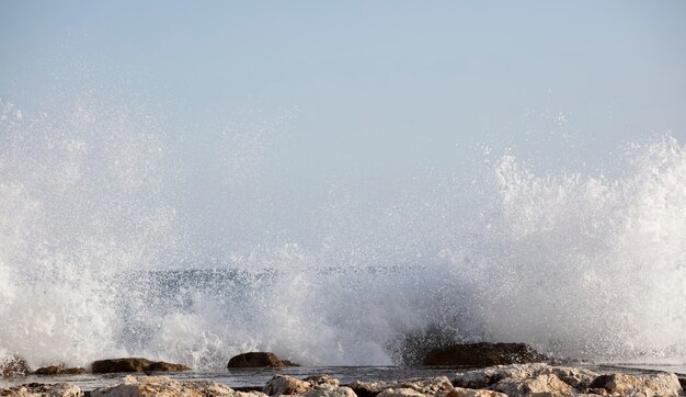 Les vagues de la mer se brisent contre les rochers