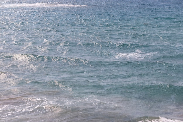 Les vagues de la mer se brisent sur la plage