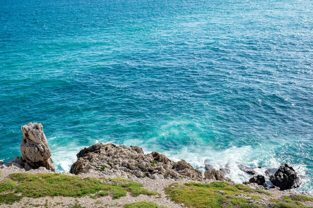 Les vagues de la mer se brisent sur un récif sur la côte