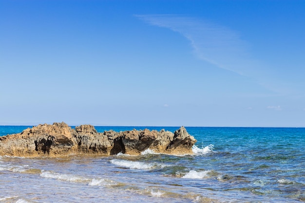 Les vagues de la mer se brisent sur les rivages rocheux par temps clair Les vagues se brisent sur la plage Vague à la surface de la mer Concept de voyage et de vacances de fond naturel