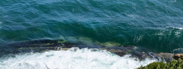 Les vagues de la mer se heurtent aux rochers Briser les vagues à la tempête montante Vladivostok Russie