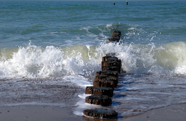 Les vagues de la mer se retournent contre un brise-lames aux Pays-Bas