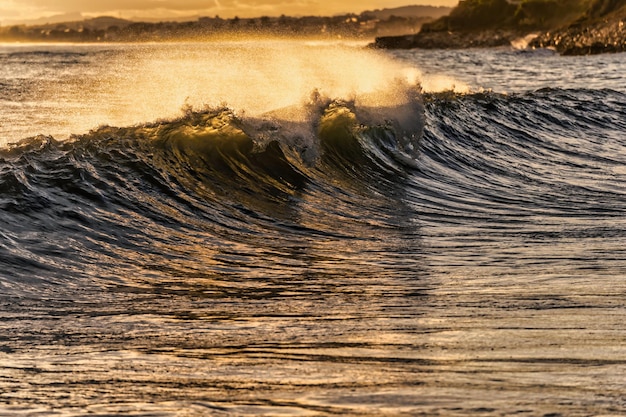 Vagues de la mer en soirée orageuse