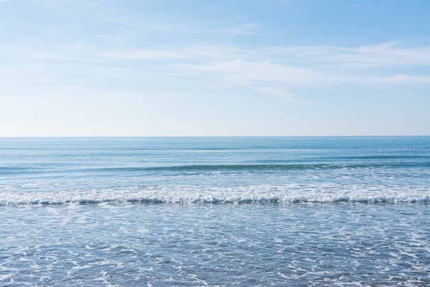 Vagues, mer et soleil se reflétant de la plage - fond