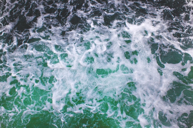 Vagues de la mer de la vue de dessus de l'eau verte