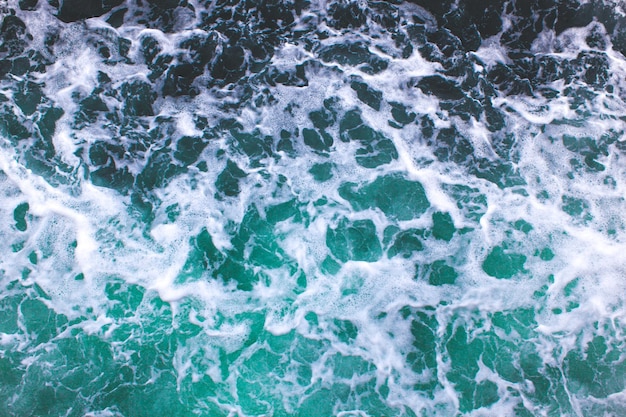 Vagues de la mer de la vue de dessus de l'eau verte