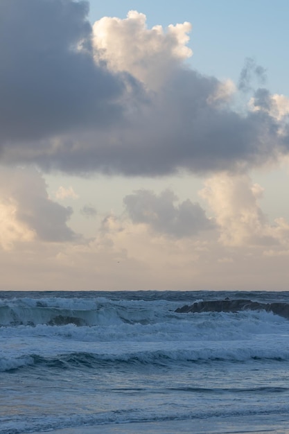 Vagues mousseuses en début de soirée