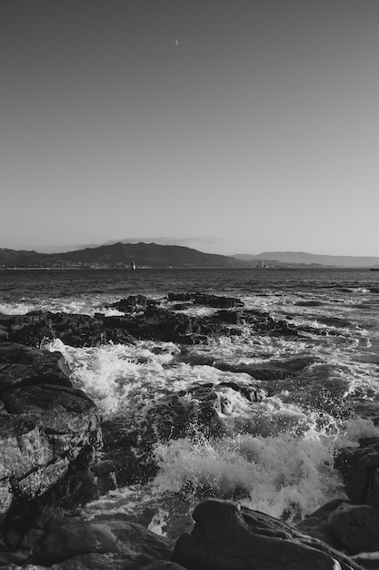 Vagues noires et blanches