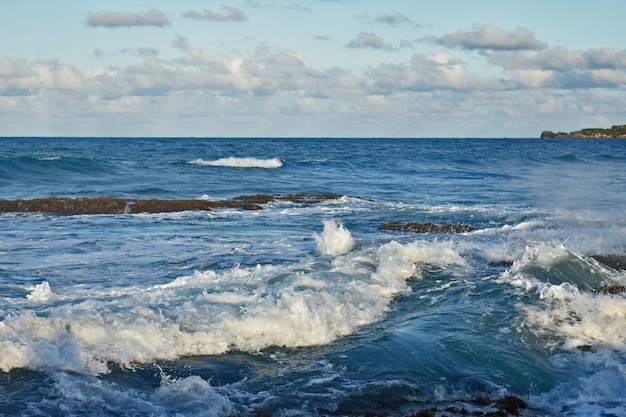 Les vagues de l'océan Atlantique frappent le rivage