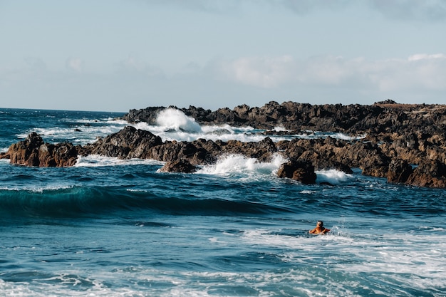 Les vagues de l'océan Atlantique se brisent sur les rochers côtiers.