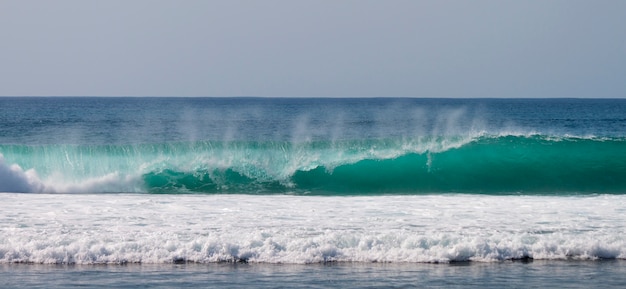 Vagues de l'océan bleu