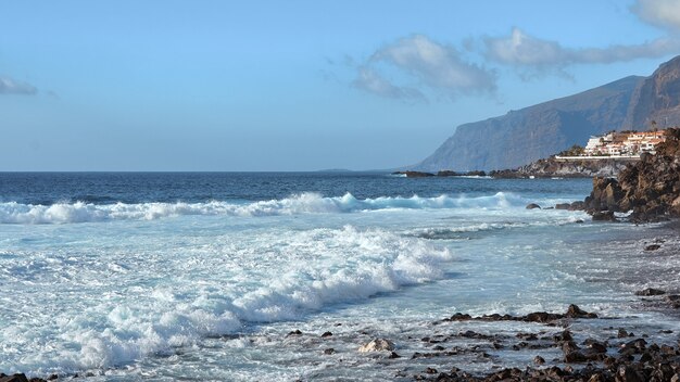 Photo vagues de l'océan sur la côte de l'île de tenerife.