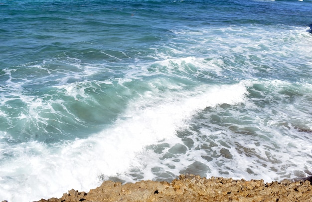 les vagues de l'océan frappent les rochers