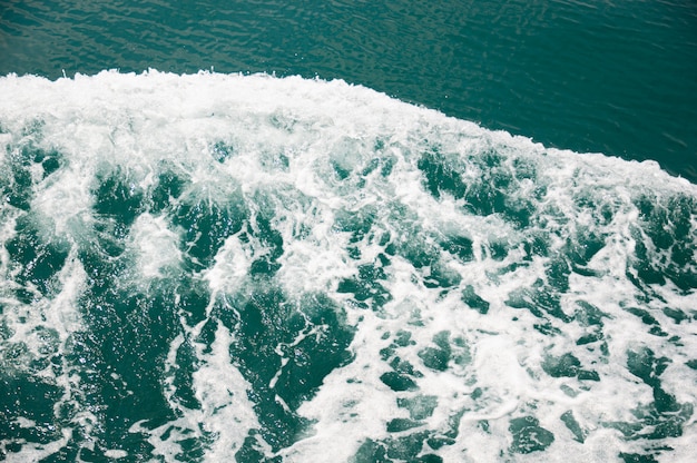 Vagues de l'océan mousseux bleu et blanc