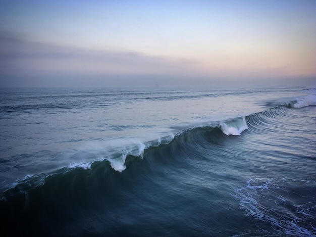 Les vagues de l'océan Pacifique à Huntington Beach en Californie États-Unis Janvier 2019