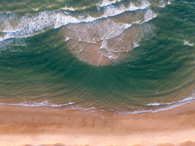Vagues de l'océan sur la plage en arrière-plan Vue aérienne de haut en bas de la plage et de la mer avec des vagues d'eau bleue plage du Vietnam