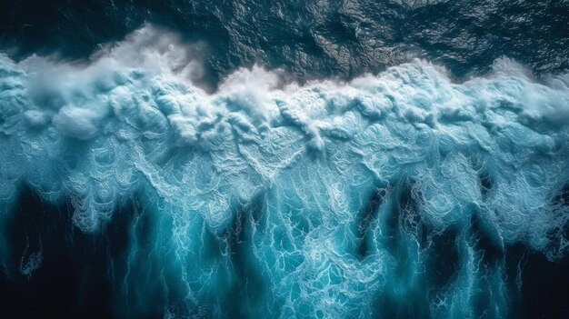 Photo les vagues de l'océan s'écrasent sur la côte rocheuse.