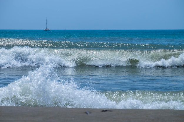 Vagues de l'océan se brisant sur la plage de sable Vagues de la mer se brisant sur le rivage de la Méditerranée