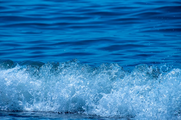 Vagues de l'océan se brisant sur la plage de sable Vagues de la mer se brisant sur le rivage