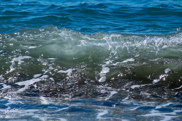 Vagues de l'océan se brisant sur la plage de sable Vagues de la mer se brisant sur le rivage