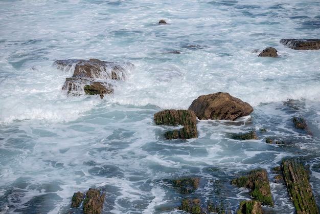 vagues de l'océan se brisant sur les rochers