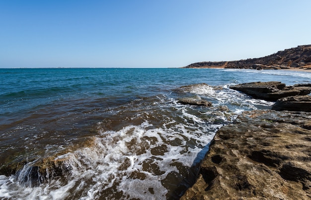 Les vagues de l'océan se brisent sur le rocher