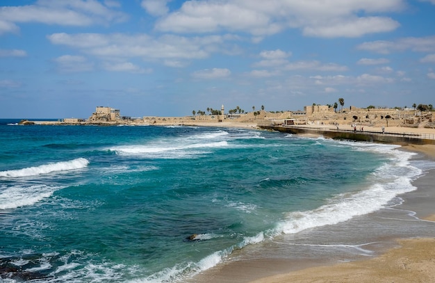 Photo des vagues sur la plage de césarée, en israël