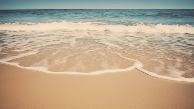 Vagues sur une plage avec un ciel clair