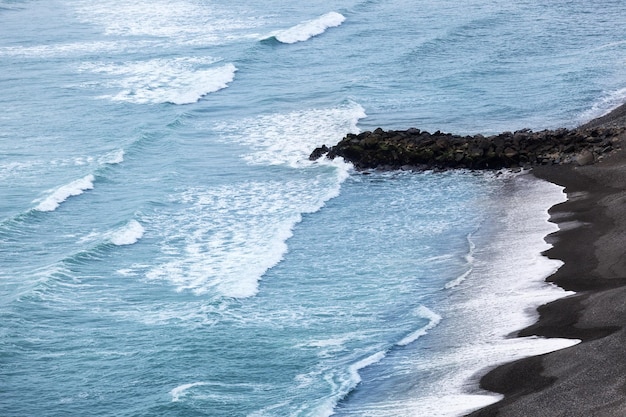 Photo vagues sur la plage de galets