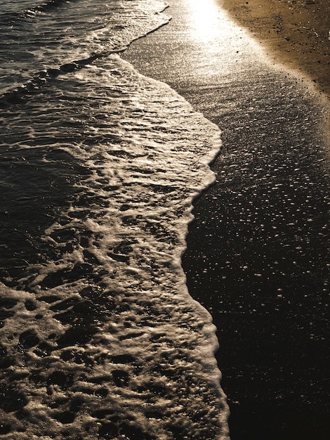 Vagues de la plage et de la mer au coucher du soleil