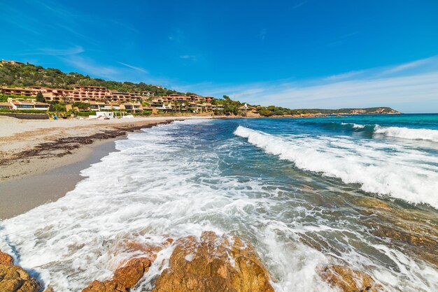 Vagues de la plage de Piccolo Pevero Sardaigne