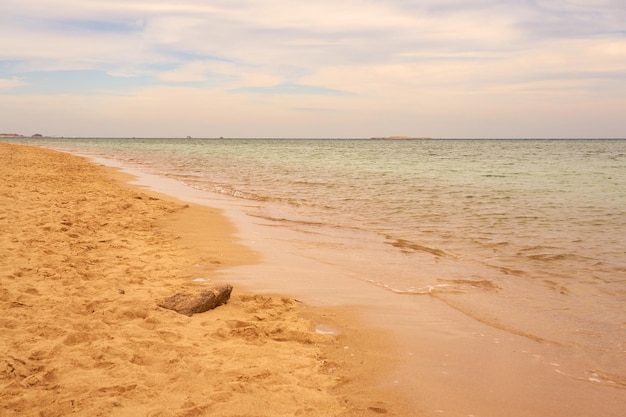 Vagues sur la plage de sable tropicale de la mer rouge