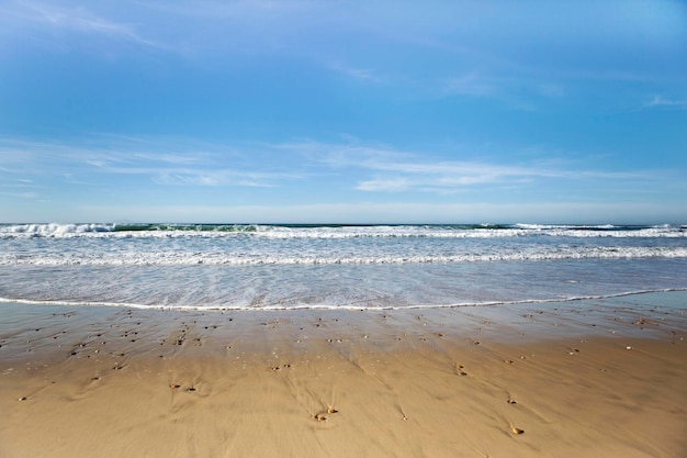 Des vagues sur la plage