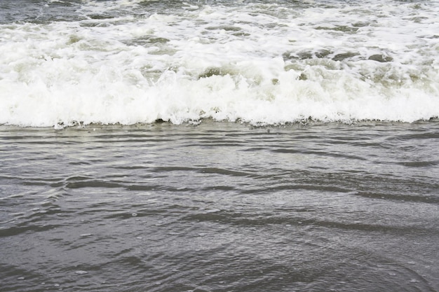 Des vagues sur la plage