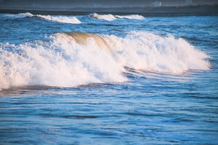 Photo les vagues qui éclaboussent dans la mer