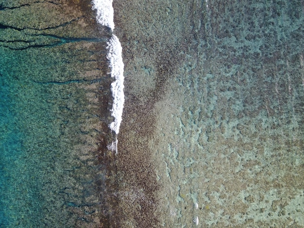 Les vagues de récifs de l'océan Pacifique Polynésie Cook Island paradis tropical vue aérienne