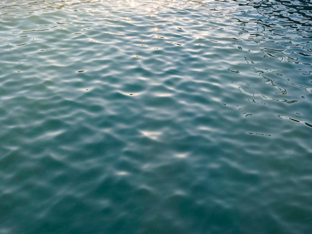 Vagues relaxantes de la mer en été