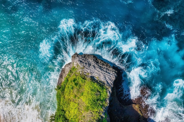 Vagues et rochers en arrière-plan de la vue de dessus Fond bleu de l'eau de la vue de dessus