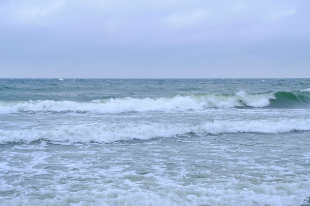 Vagues roulantes pendant la tempête en mer Baltique