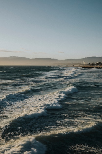 Vagues s'échouant à Manhattan Beach