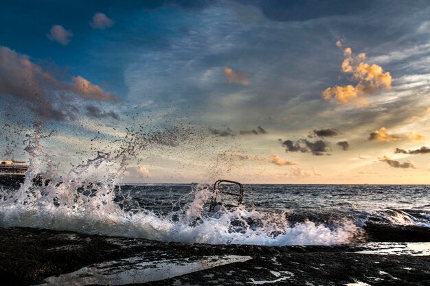 Les vagues s'écrasent contre la jetée.